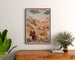 Plakat vintage Gavarnie, chemin de fer d’Orléans, w ramie nad drewnianą komodą, między roślinami.