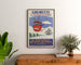 Plakat vintage Gourette, télévoiture, w ramie nad drewnianą komodą, między roślinami.