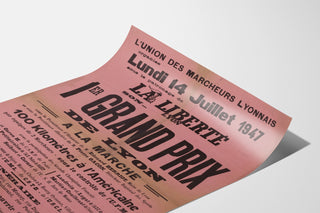 Plakat vintage Grand Prix de Lyon, marsz, wygięty arkusz widoczny w perspektywie.