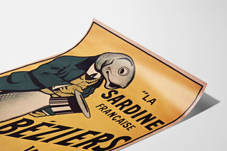 Wydruk plakatowy vintage La Sardine française, Béziers, pokazany na wygiętej kartce, widok perspektywiczny.