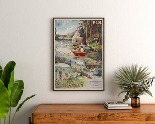 Wintage plakat Les Brenets — PLM, kąpiele solankowe w Besançon, oprawiony nad drewnianą komodą, między roślinami.