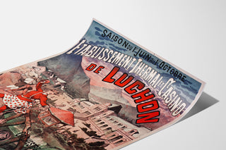 Wintage plakat Luchon, kasyno i uzdrowisko, pokazany na lekko zagiętej kartce, widok w perspektywie.