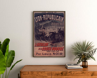Wintage plakat Lyon Républicain, Bataillon Croix-Rousse, w ramie nad drewnianą komodą, między roślinami.