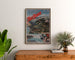 Plakat vintage Mont-Revard, zębatkowa kolejka, oprawiony nad drewnianą komodą, między roślinami.