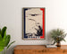 Vintage plakat Nancy, meeting d’aviation, oprawiony nad drewnianą komodą, między roślinami.