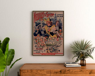 Plakat vintage Neuilly, fête des fleurs, 1894, oprawiony nad drewnianą komodą, między roślinami.