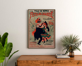 Wintage plakat Nîmes, imprezy charytatywne, oprawiony nad drewnianą komodą, między roślinami.