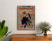 Wintage plakat Nîmes, imprezy charytatywne, oprawiony nad drewnianą komodą, między roślinami.