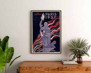 Vintage plakat Paryż 1937, Sztuka i technika, oprawiony nad drewnianą komodą między roślinami.