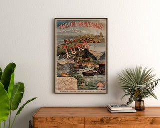 Wintage plakat Paris Lyon Méditerranée, Jura, w ramie nad drewnianą komodą, między roślinami.
