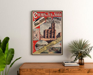 Plakat vintage Paris, Saint-Denis, trains tramways, oprawiony nad drewnianą komodą, między roślinami.