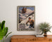 Plakat vintage Saint-Gervais, Mont-d’Arbois, oprawiony nad drewnianą komodą, między roślinami.