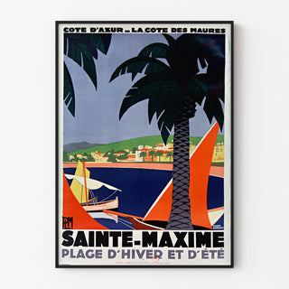 Vintage plakat Sainte‑Maxime, Côte des Maures, w cienkiej ramie na jasnej ścianie.