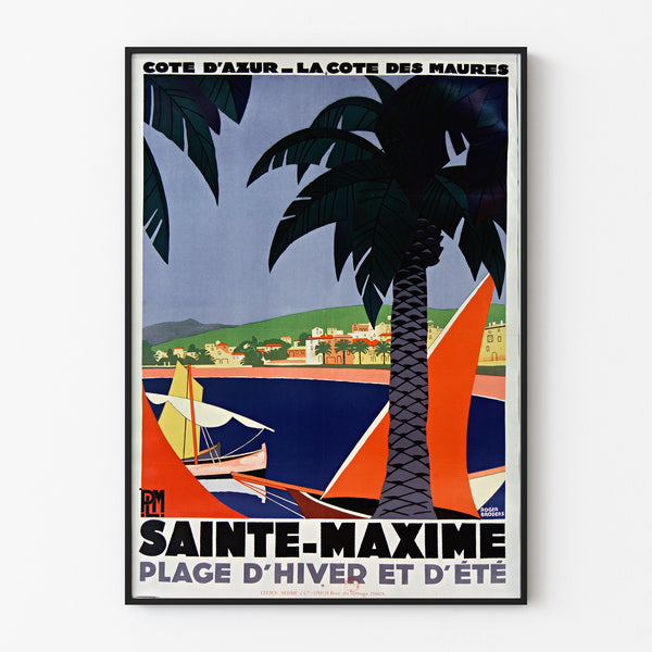 Vintage plakat Sainte‑Maxime, Côte des Maures, w cienkiej ramie na jasnej ścianie.