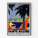 Vintage plakat Sainte‑Maxime, Côte des Maures, w cienkiej ramie na jasnej ścianie.