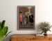 Plakat vintage Shamus O’Brien, Opera Comique, oprawiony nad drewnianą komodą, między roślinami.