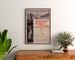 Plakat vintage South Eastern, England-France, oprawiony nad drewnianą komodą, między roślinami.