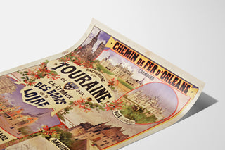 Wydruk plakatowy vintage Touraine, zamki nad Loarą, pokazany na wygiętej kartce, widok perspektywiczny.