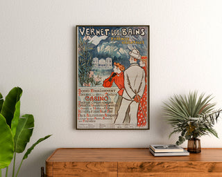 Plakat vintage Vernet-les-Bains, Canigou, oprawiony nad drewnianą komodą między roślinami.