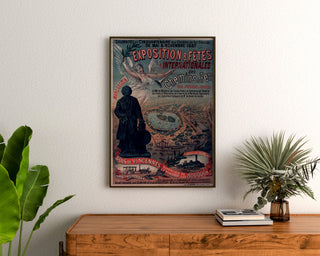 Plakat vintage Vincennes, cinquantenaire ferroviaire, oprawiony nad drewnianą komodą, między roślinami.