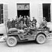 Jeep wojskowy z żołnierzami i cywilami - Lądowanie w Normandii — widok dzieła