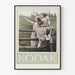 Wintage plakat Kodak dekoracyjny z młodymi kobietami i aparatem fotograficznym