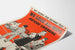 Plakat vintage bezpieczeństwa drogowego - Patrzymy we wszystkie strony przed przejściem